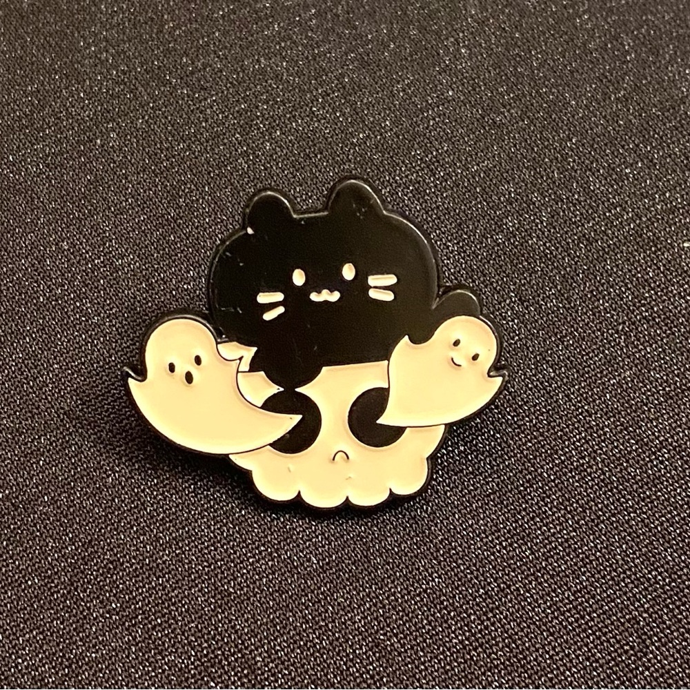 Enamel pin | Why should anyone be afraid of a black cat with a skull and ghosts?